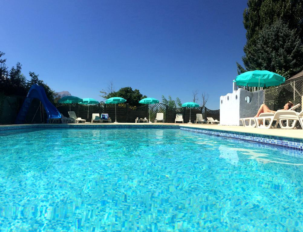 Hotel Camping Les Grillons Embrun Esterno foto