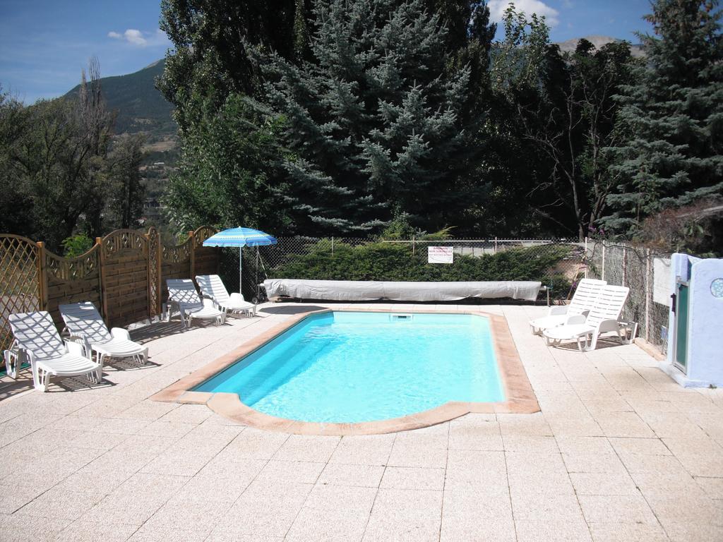 Hotel Camping Les Grillons Embrun Esterno foto