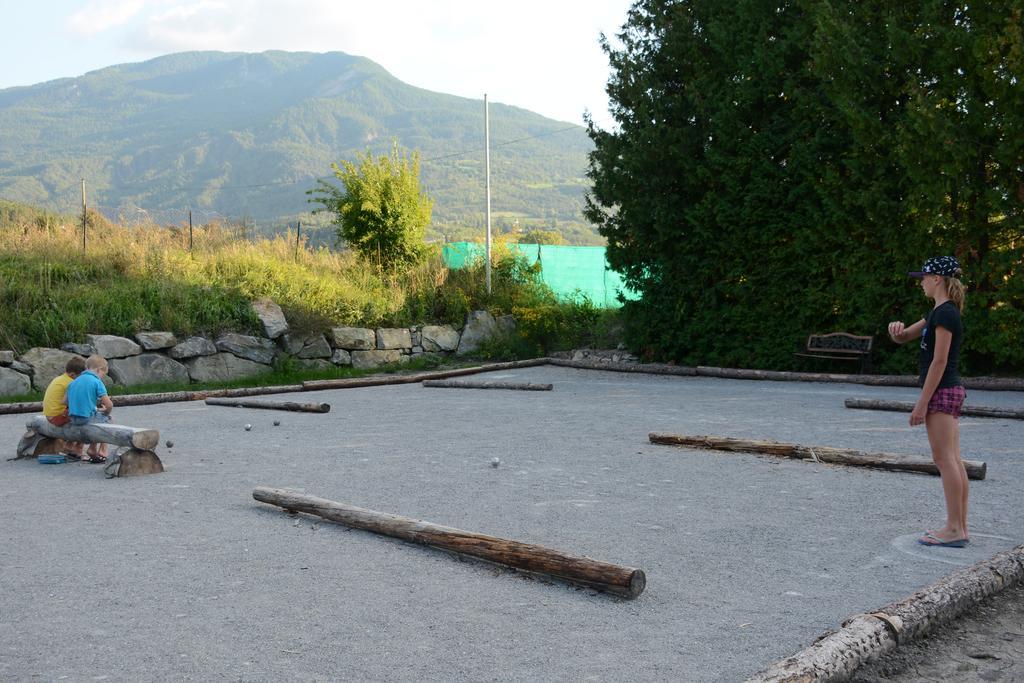 Hotel Camping Les Grillons Embrun Esterno foto