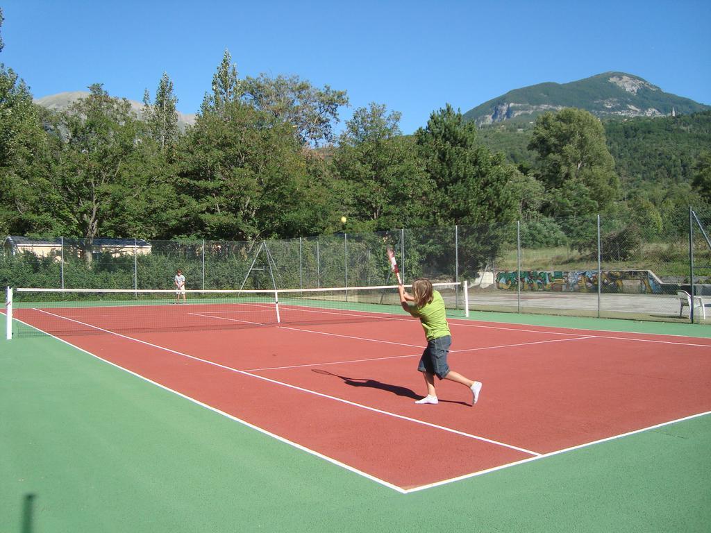 Hotel Camping Les Grillons Embrun Esterno foto